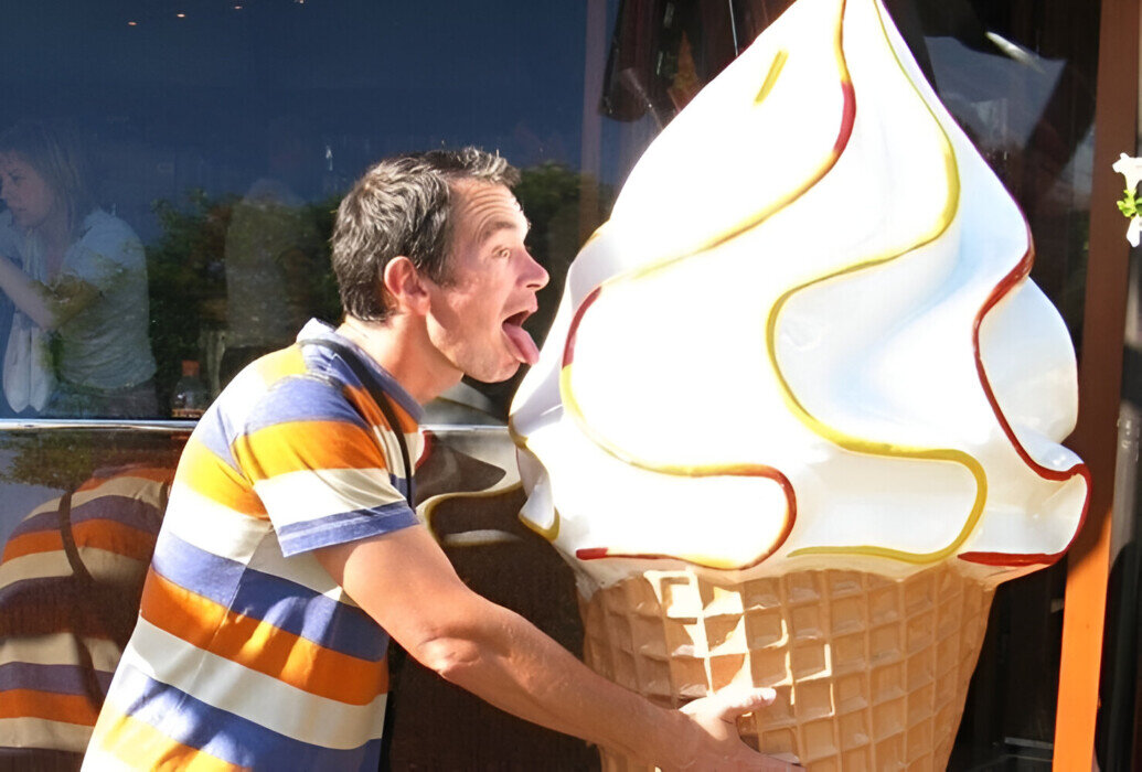 Мороженщик люди. Огромное мороженое. Человек с мороженым. Человек с большой мороженкой. Самое большое мороженое.