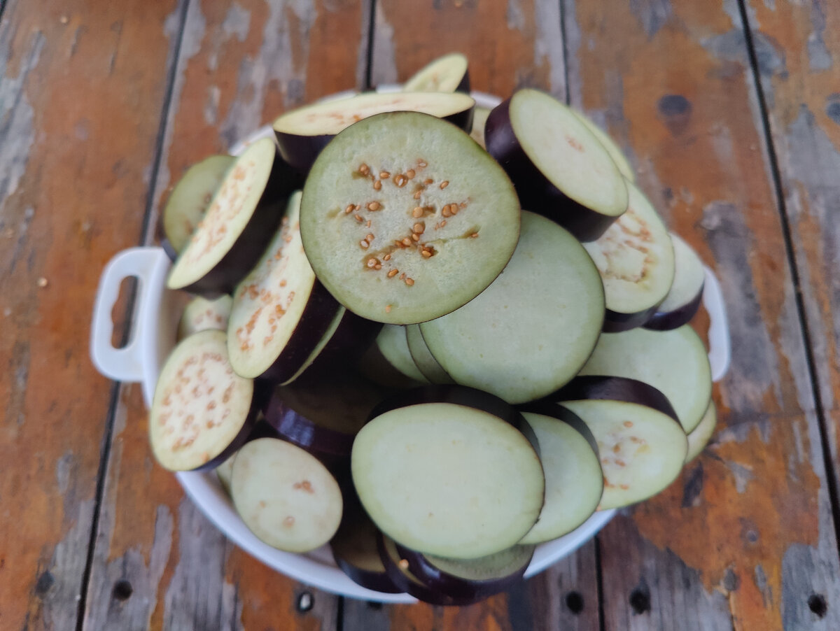 Нарезанные баклажаны