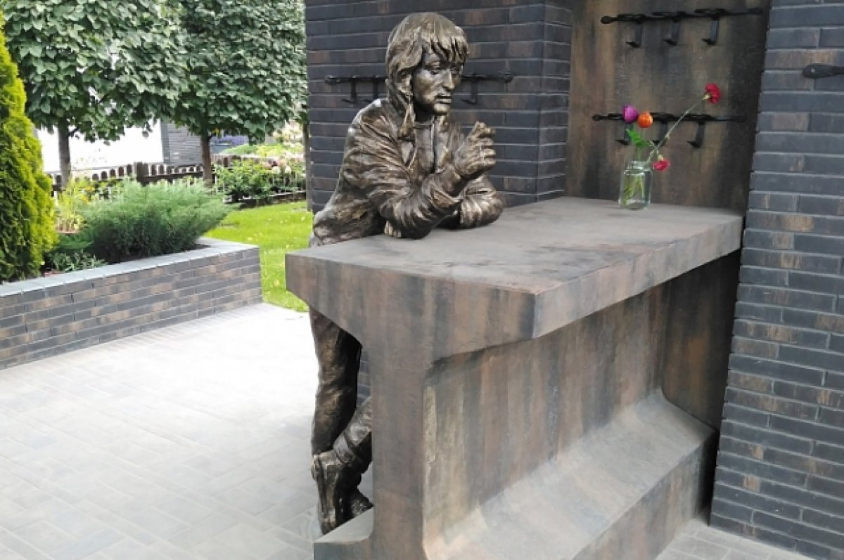    В Новосибирске открыли памятник Виктору Цою и муралы группы «Кино»