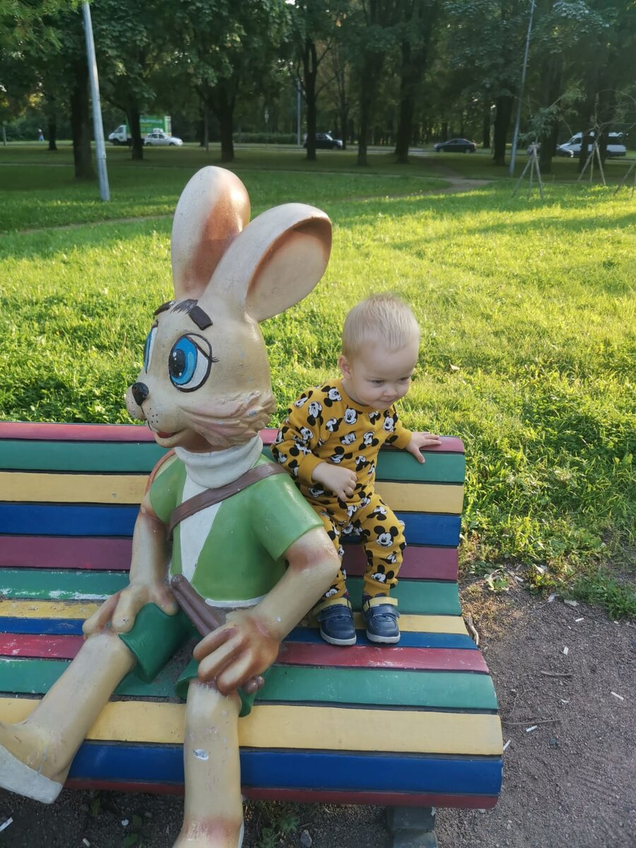 На прогулке, Паша облюбовал зайца