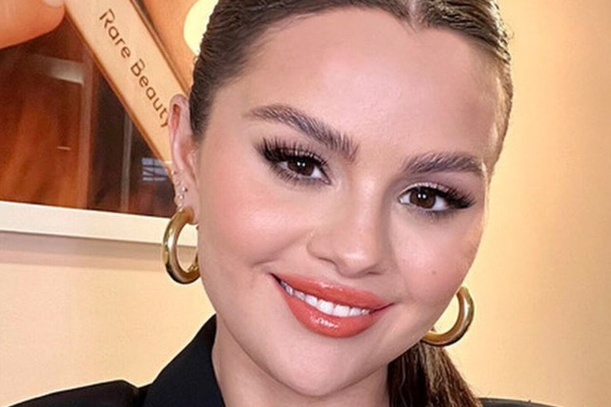     В тесном боди с глубоким декольте и без гипса: Селена Гомес показала фигуру через две недели после перелома