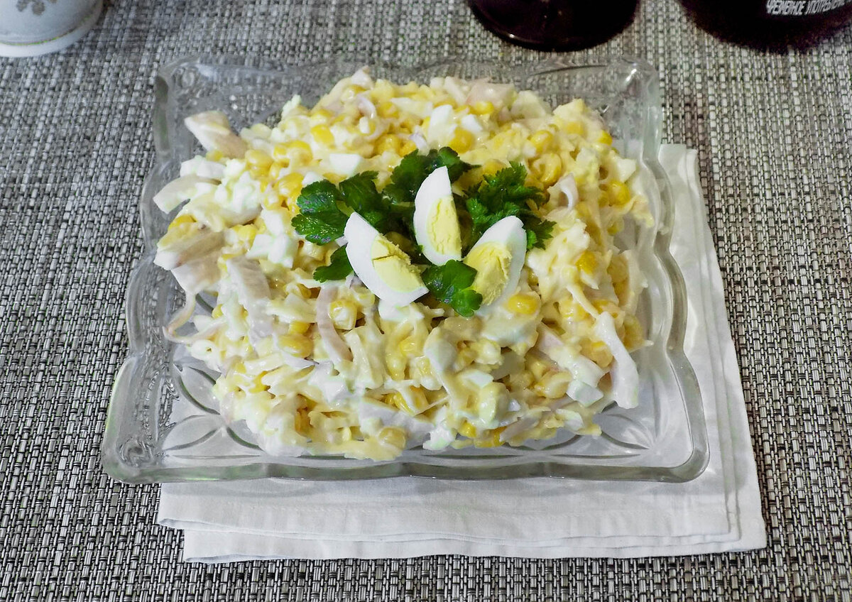 Салат из кальмаров с оливками и кукурузой