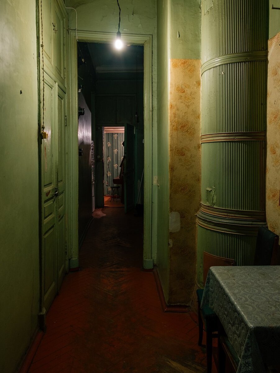 Коридоры в моей коммуналке были примерно такие же. Правда было чище. Фото: vetumtrud.livejournal.com