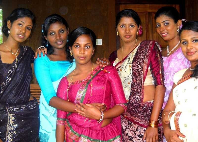 Шри ланка женщины. Сингалы Шри Ланка. Народы Шри-Ланки сингалы. Сингалы народы Индии. Шри Ланка Тамилы и сингалы.