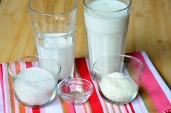 ШАГ 1:
Для приготовления мороженого возьмем молоко, сливки (можно от 15 до 33 % на ваш вкус), сухое молоко, обычный и ванильный сахар, а также крахмал кукурузный (на фото его нет, выложить забыл).