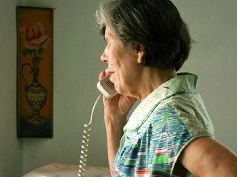 Рингтон внучка звонит. Бабушка с телефоном. Пенсионерка с телефоном. «Горячая» телефонная линия для пожилых. Бабулька с телефоном.