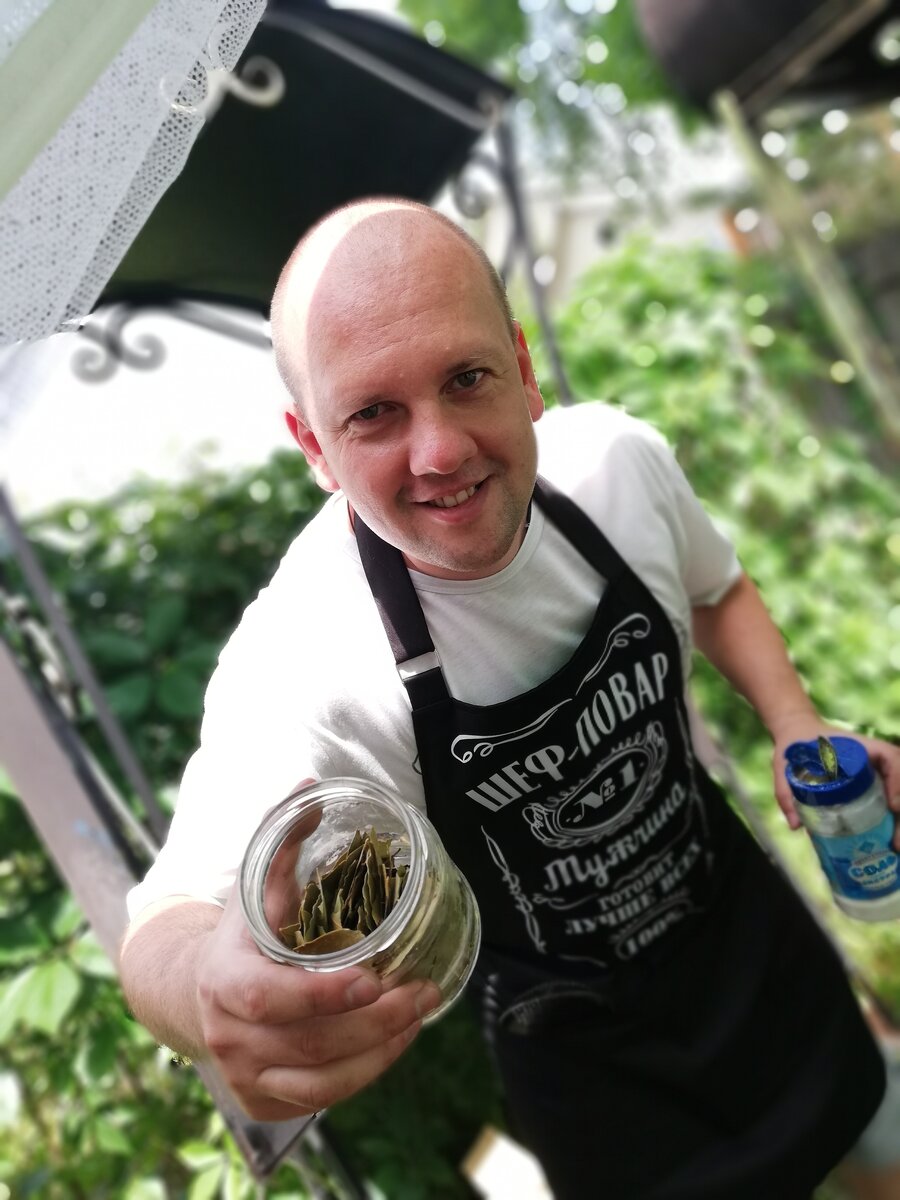 Засыпаем в казан с водой соль и лавровый лист 🍃. 