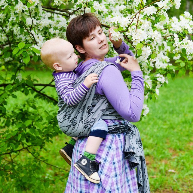 Недавно родившегося малыша в слинге любого типа мама носит на груди. Вопрос лишь в том, расположить его горизонтально или вертикально. Но время летит быстро, малыш всё больше бодрствует и интересуется миром. Кроме того, подросший ребёнок, находясь впереди, может ограничивать маме свободу движений и обзор, мешать заниматься домашними делами. В такой момент и возникает вопрос: не пора ли пересадить его за спину?