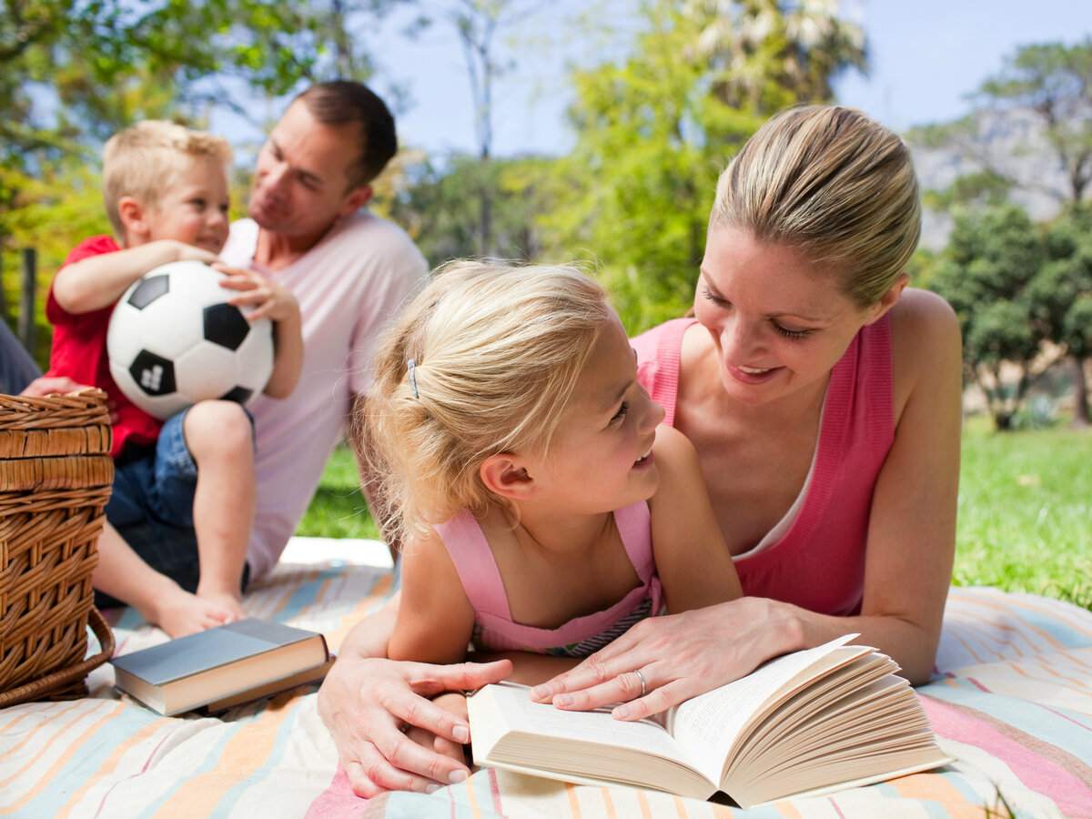 семейный досуг. как ваша семья проводит свободное время вместе. увлечения моей семьи. пассивный семейный досуг. семья катается на велосипедах.