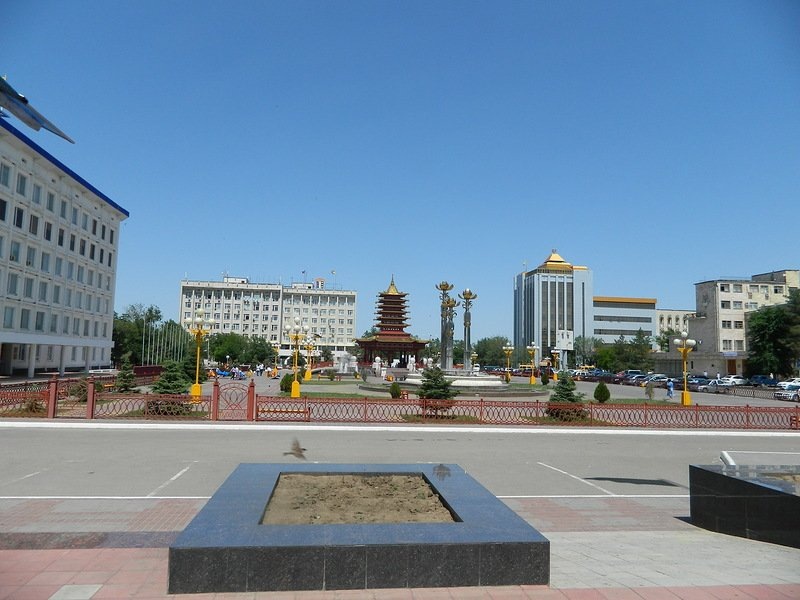 Площадь перед Домом Правительства в Элисте. Фото: http://vetert.ru.