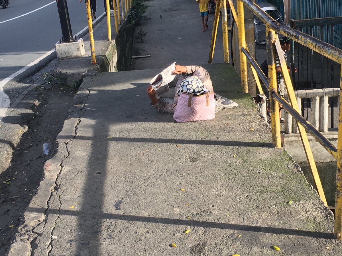 Уже вечереет, местные достают свои картонки и готовятся ко сну. 