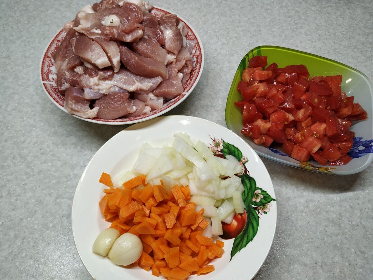 Свинина тушеная с овощами на сковороде