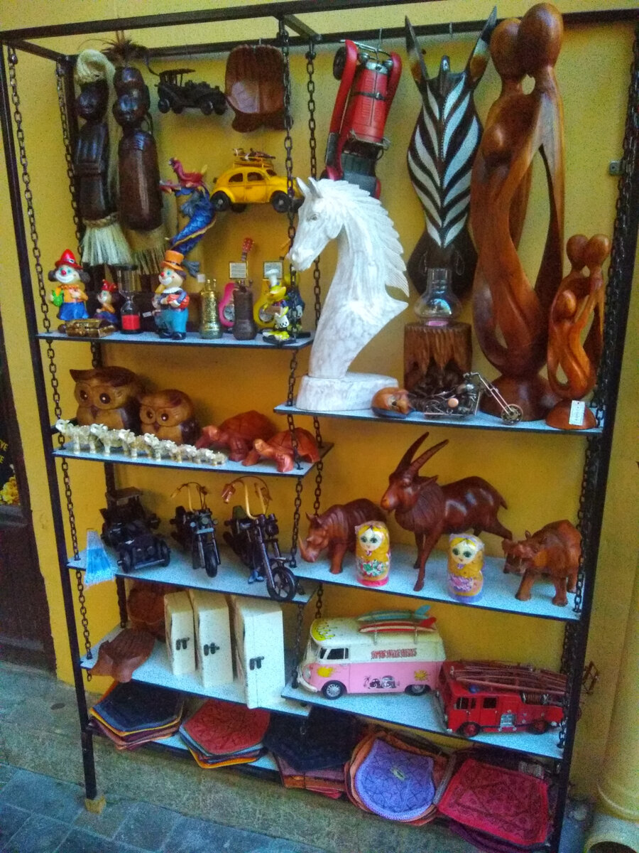 Турецкая сувенирная лавка - ассортимент поможет понять, чем турки украшают свои квартиры.