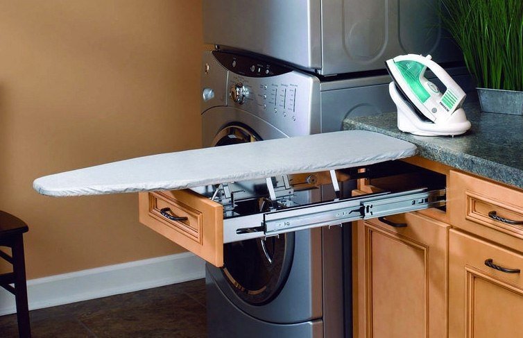 Раскладная гладильная доска на кухне
