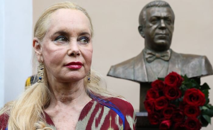 Они прожили вместе 47 лет, целую жизнь. Выходя замуж за известного певца, юная Нелли согласилась со всеми его условиями: заниматься домом, быть всегда рядом и ни в коем случае не связывать свою жизнь со сценой или кино. Иосиф Кобзон называл её не только своей женой, но ещё и боевой подругой. Она стала прекрасной хозяйкой, замечательной женой и заботливой мамой для двоих детей. Вот уже больше года она пытается научиться жить без любимого человека.