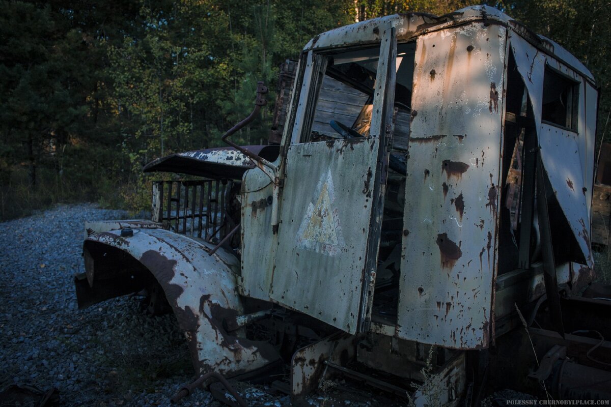 Заброшенные автомобили в Чернобыльской зоне отчуждения. Наши дни
