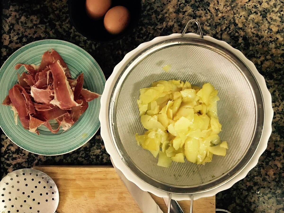 Попробуйте этот салат, необычное сочетание продуктов, но это так вкусно🤗👍