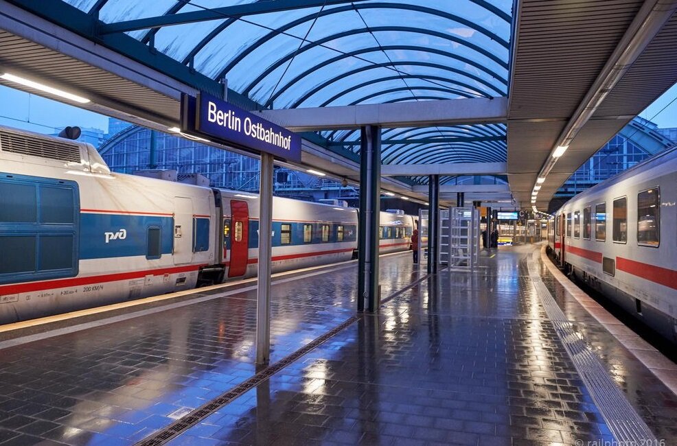 Скоростной поезд "Стриж" на Восточном вокзале Берлина (Ostbahnhof)