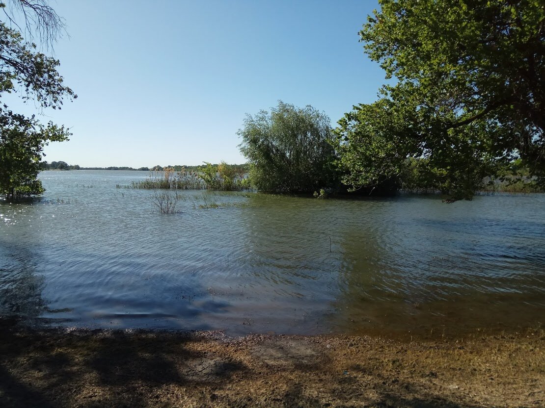 Весной во время разлива на берегу красиво