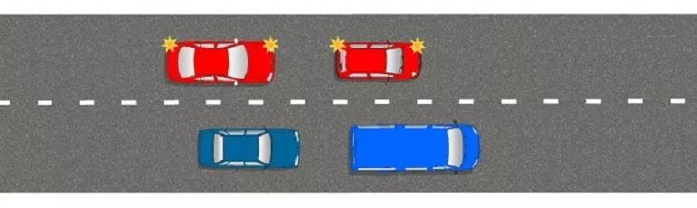 Типичный пример того, как НЕЛЬЗЯ. Второй красный автомобиль не должен выезжать на полосу встречного движения