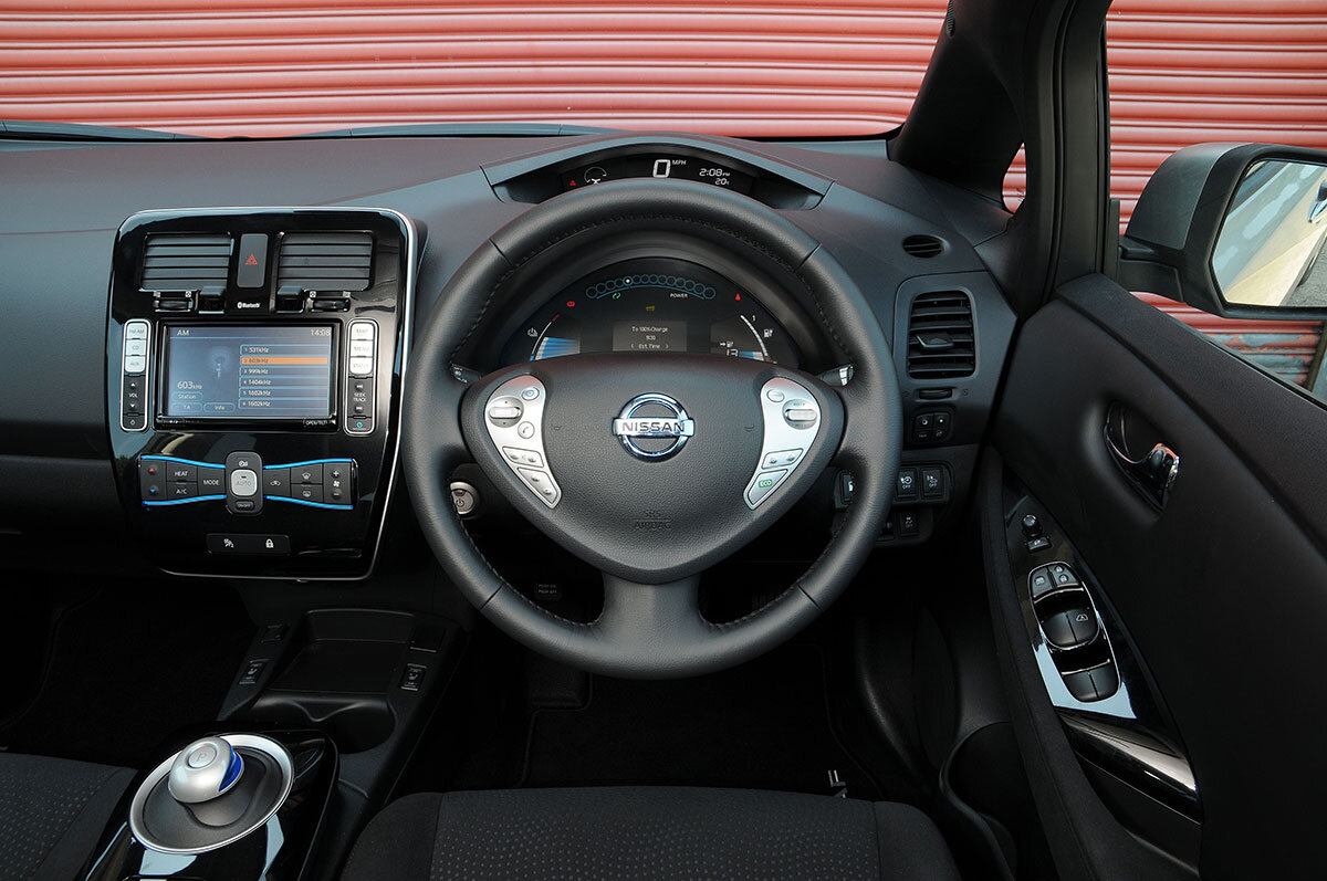 Салон Nissan Leaf, электрокар.