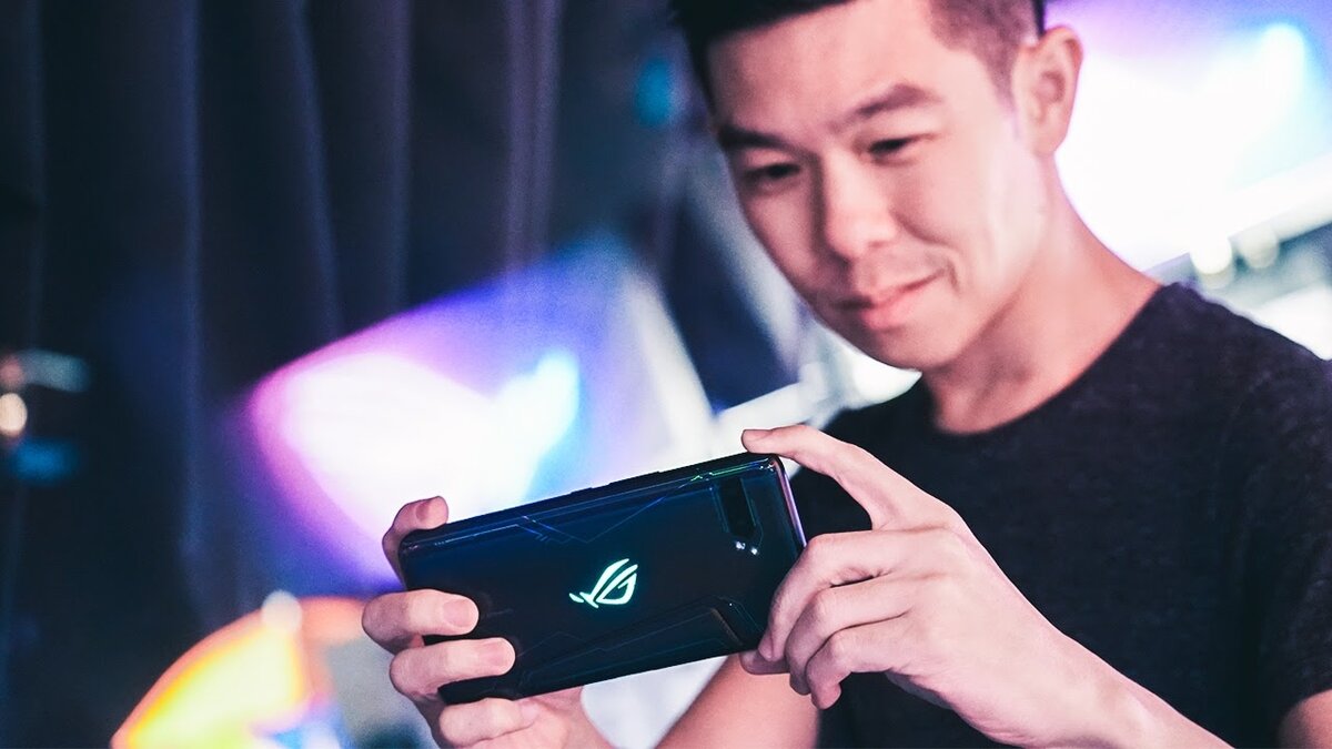 Фирменный драконий глаз семейства ROG дает существенный прирост FPS (шутка!)