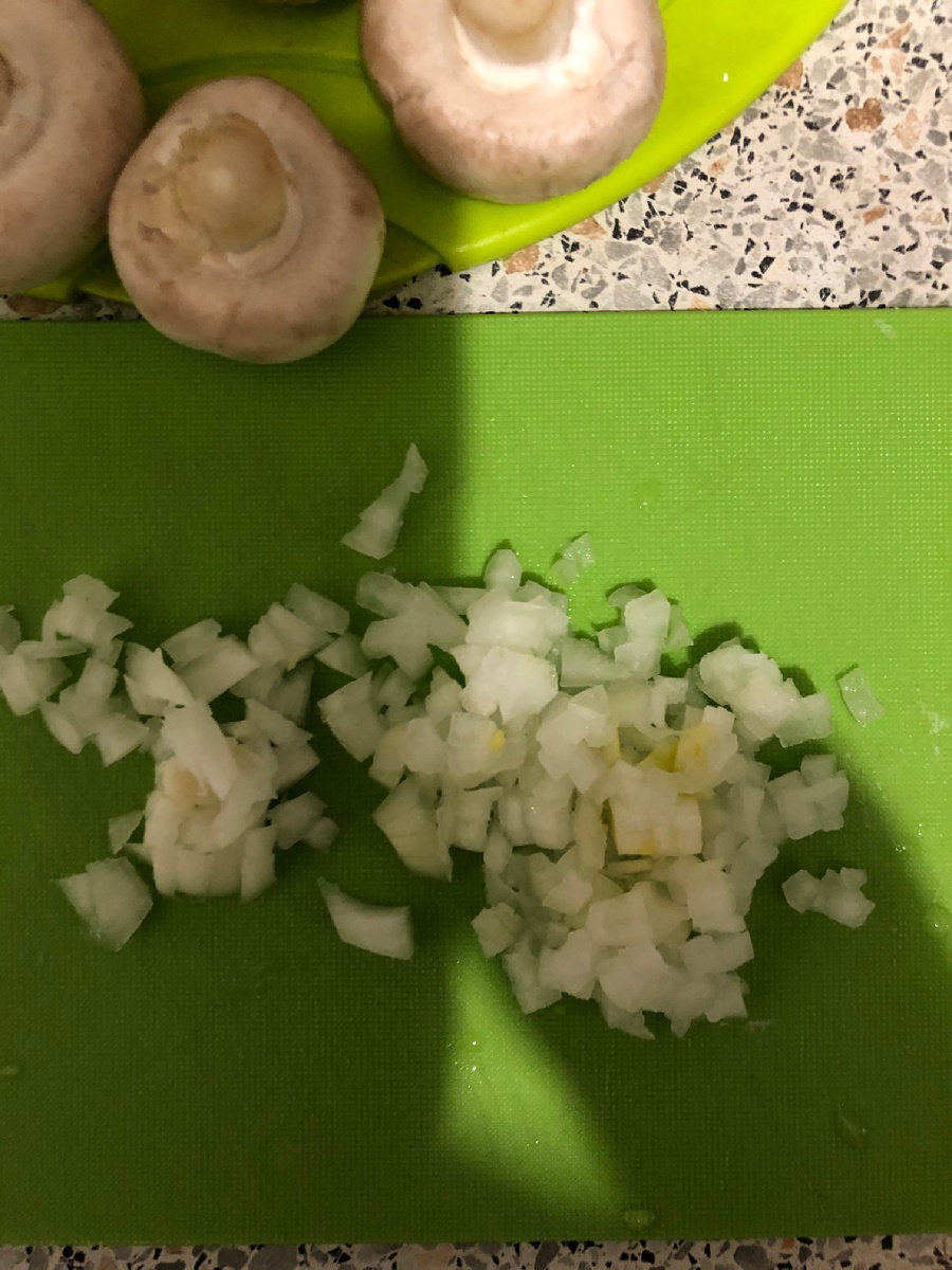 Мелко нарезаем луковицу