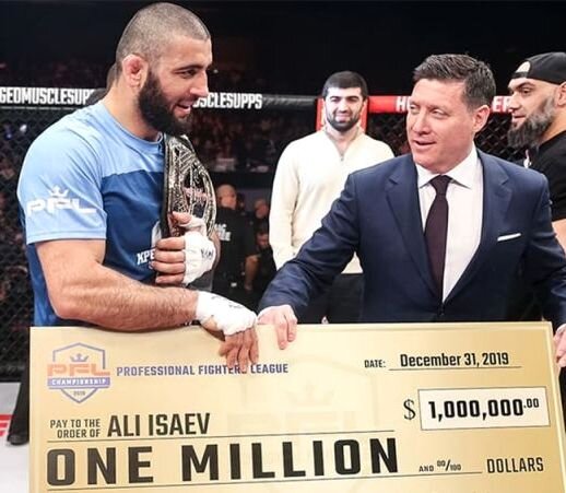 Али Исаеву вручают приз - миллион долларов