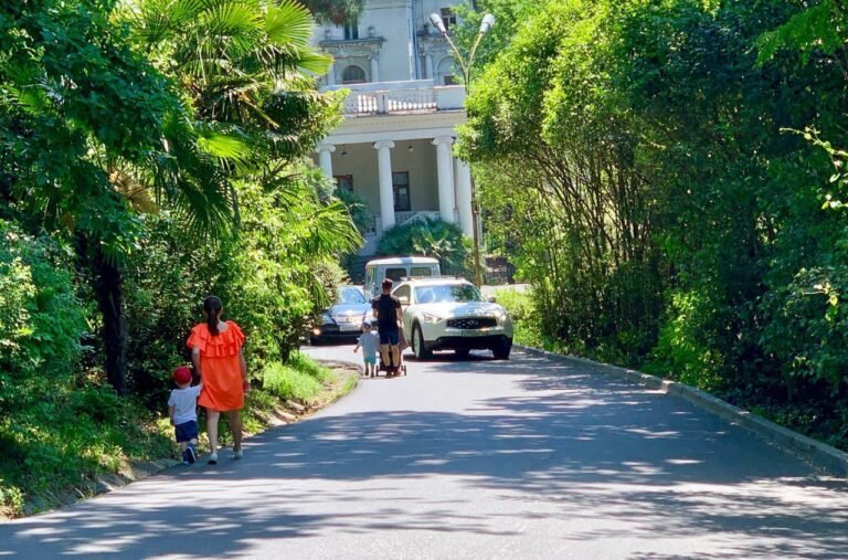 Для коляски просто нет тротуара