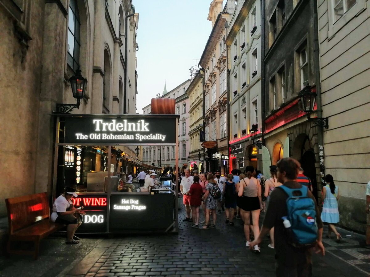 Попробовать трдельник в Чехии можно почти на каждом шагу.