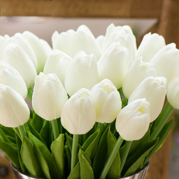 Белые тюльпаны восхитительны – такие букеты цветов понравятся молодым девушкам.
