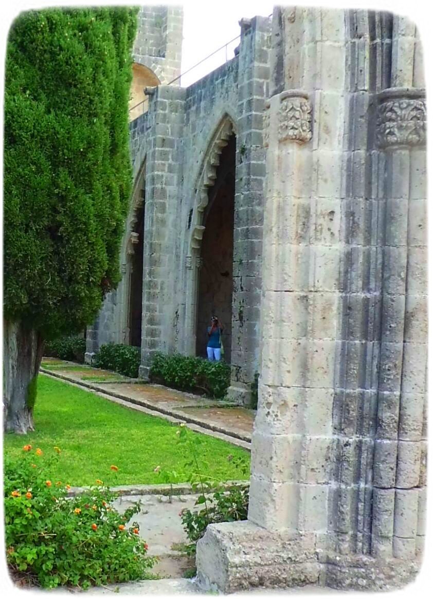 Туристы могут переглядываться через готические арки внутреннего дворика, любуясь зеленью четырех кипарисов, высаженных здесь.