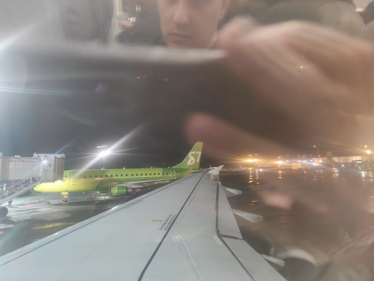 Ждём взлёт. Любуемся соседним самолётом.