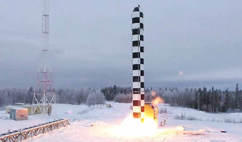 Первый бросковый пуск ракеты «Сармат». Плесецк, декабрь 2017 г. Видно вырывающееся из ШПУ пламя работающего ПАД, но характерное рыжее облако паров стравливаемого АТ отсутствует. Это означает, что топлива в баках нет