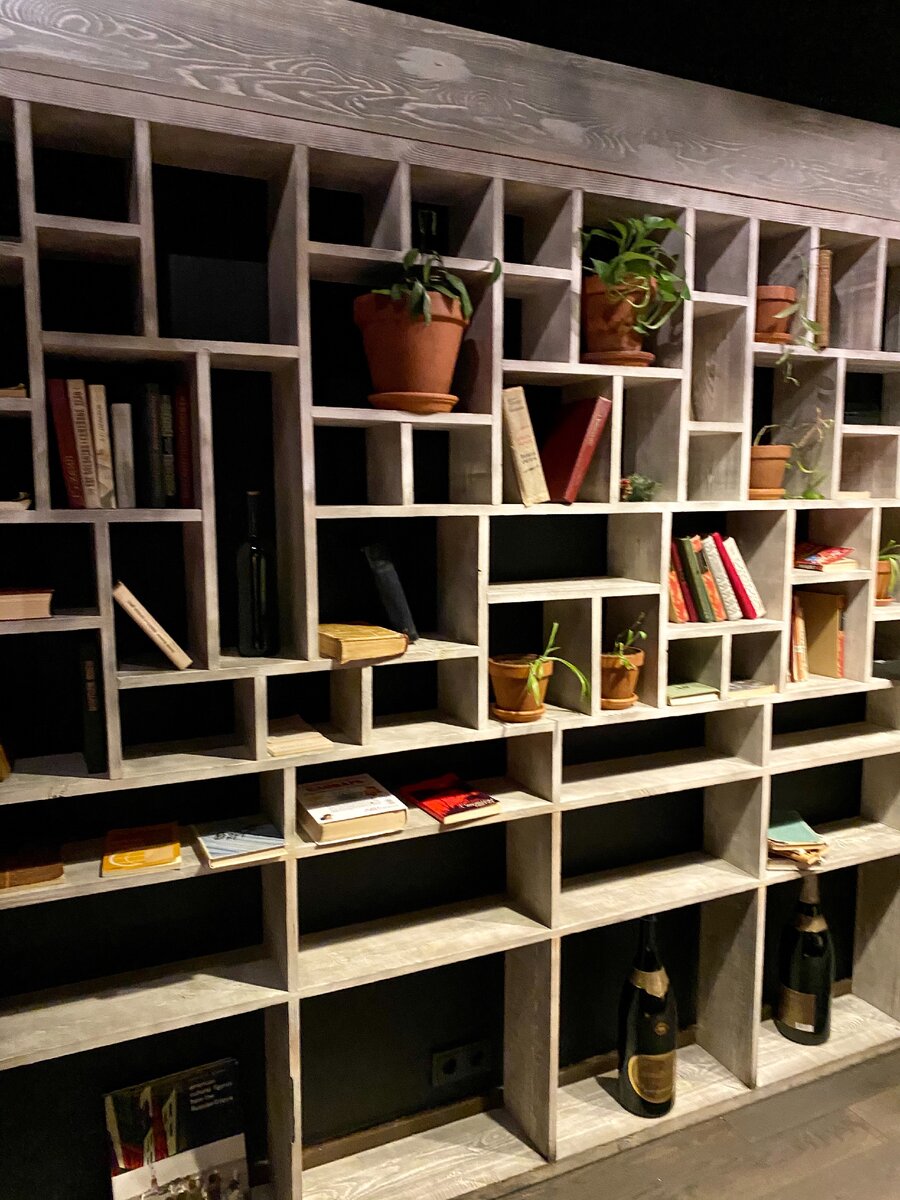 Интерьер «Библиотеки», где будешь не только начитан, но и сыт