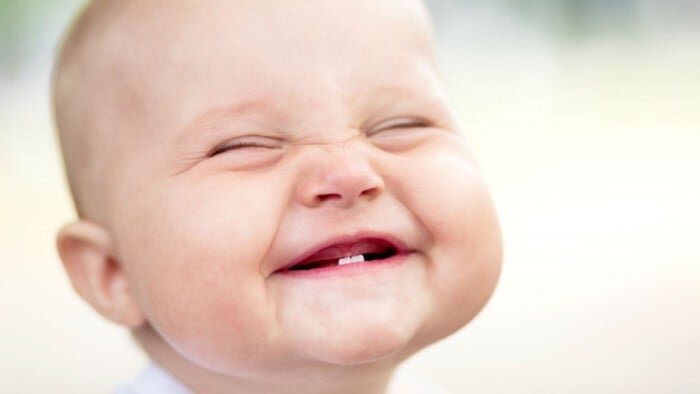 Ухаживать за зубками начинают с того момента, как они появились. Важно с ранних лет учить ребенка чистить зубы, заботиться о ротовой полости и осуществлять другие манипуляции по уходу. Давайте разберемся, когда начинать чистить зубы ребенку. И рассмотрим правила ухода подробнее.