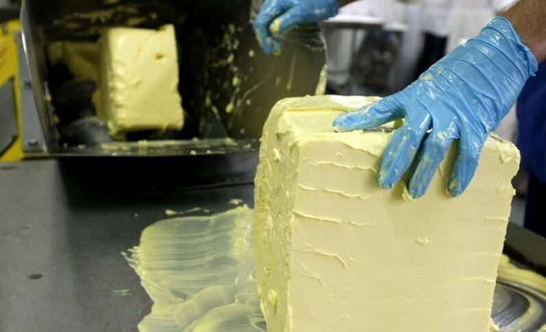 В Москве группа неизвестных похитила 20 тонн сливочного масла.  
Как стало известно РЕН ТВ, грабители в масках посадили водителя грузовика, перевозившего масло, в автомобиль и увезли в неизвестном направлении, после чего высадили. Когда мужчина вернулся на место, он обнаружил, что исчезли 20 тонн масла. 

Инцидент произошел на парковке торгового центра на Ярославском шоссе. 

Общая сумма ущерба составляет более 7 миллионов рублей.

В пресс-службе ГУ МВД России по Москве сообщили, что инцидент произошел 31 октября в 1 ночи.

"В настоящий момент принимаются меры к задержанию преступника", - говорится в сообщении.