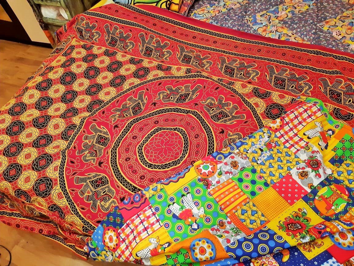 Сверху - индийская ткань, снизу- российская