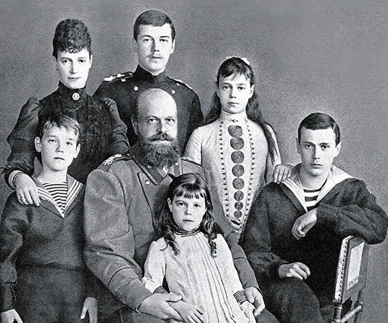 Император Александр III с детьми. Слева сын Михаил, за отцом стоит Николай, будущий император, крайний справа — Георгий 