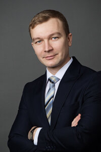 Андрей Лисовский, руководитель Отдела Железнодорожных перевозок ГК TELS (фрагмент комментариев агентству Bloomberg): «Развитие наземного пути из Китая в Европу шло взрывными темпами: количество контейнерных поездов в этом направлении с 2011 года, в среднем, удваивалось каждый год. И понятно – почему? Если грубо, железнодорожный транспорт, по сравнению с морским, ускоряет доставку из Китая примерно в 2 раза при увеличении стоимости в 1,5-2 раза. Когда речь идет о дорогостоящей продукции, особенно, если нужен ее быстрый вывод на рынок или ввод в эксплуатацию, то железнодорожный транспорт бесспорно выигрывает – скорость и сохранность значительно выше, а рост стоимости доставки не увеличивает заметно себестоимость товара».