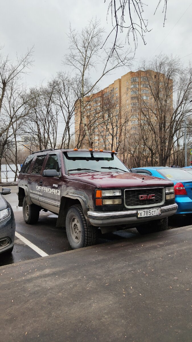 GMC Yukon. Судя по внешнему виду и наклейкам на бортах, автомобиль активно эксплуатируется владельцем вне дорог общего пользования.