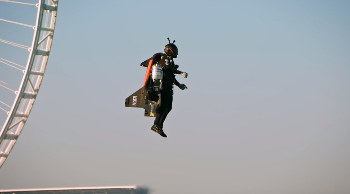 Установив мировой рекорд высоты сообщение о летчике. Пилот Jetman Dubai. Реактивный ранец Дубай. ДЖЕТПАК С крыльями. Высота 1800 метров.