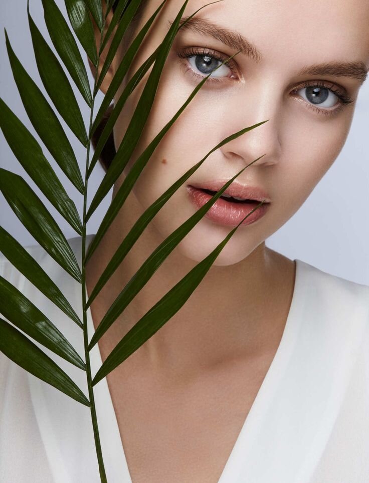   Безусловно женщина должна себя любить в свое чистом виде, с каждым прыщиком и лишним килограммом. Принятие себя со всеми недостатками есть признак внутренней наполненности. 
Хочу процитировать Ошо: «человек не прячущий свою уродливость поистине красив, а самый красивый человек скрывающий изъяны является уродливым»
Так или иначе мы социальны, не стоит отвергать того факта, что не все под нашим контролем и тем более впечатление, которое остается после нас. Как говорится: «встречают по одежки, провожают по уму», большая вероятность- синички под глазами окажутся неопрятностью в целостной картинке. (не нужно понимать буквально) 
Основываясь на исследованиях, которые проводят американские психологи, женщины с макияжем больше располагают к себе чем женщины без макияжа. Из этого стоит сделать вывод: интуитивном уровне визуальная составляющая имеет большое значение. 
Речь идет не о тоне косметике и эксцентричных нарядах. Ищите то, что подходит именно вам, то что будет подчеркивать красоту. Будьте изысканно гармоничны в своем стиле.
Помните о своей уникальности, и не забывайте визуальная составляющая имеет больше значение, но не главное.
Свежесть, ровный тон лица и любовь к себе-нокаут.
