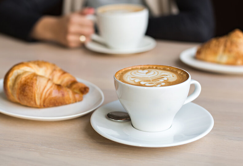 Le petit dejeuner  -  традиционный французский завтрак. Кофе с круассанами.