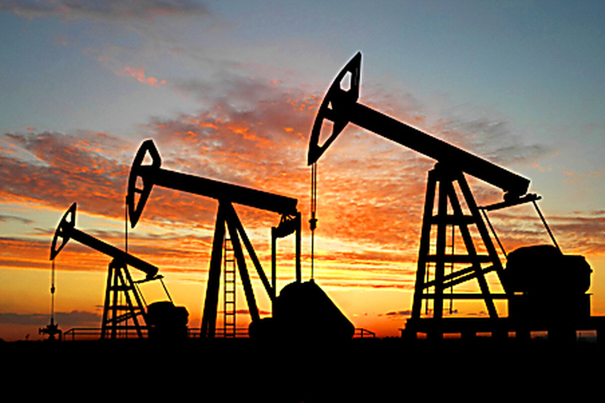 Всем привет друзья.Нефть-доллар, вот о чем мы будем говорить в ближайшие дни и говорить будем много, что с ними происходит.Когда в пятницу нефть подешевела на 9 процентов, мы назвали это обвалом, сегодня 9 марта нефть падает на 30 процентов.Все из-за новой торговой войны, Московская биржа кроется только через день и что ждать от доллара в ближайшее время не совсем понятно.Давайте разберемся, итак цены на нефть упали после того как Саудовская Аравия снизила официальные цены и заявила о резком увеличении добычи нефти, в апреле Саудиты начали новую ценовую войну после отказа России сократить добычу нефти, вместе со странами членами ОПЕК, которые страдают от общего падения спроса.Это происходит из-за опасений распространения коронавируса во всем мире, в итоге Марка Бренд обрушилась как в 91-ом первом году, когда началась война в Персидском Заливе, можно сказать что ОПЕК+ разваливается на наших глазах, что будет с просто ОПЕК(-Организация стран-экспортёров нефти) еще неизвестно , все потому что в апреле истекает соглашение по ограничению добычи нефти и Саудовская Аравия планирует увеличить добычу до 10 миллионов баррелей в день, об этом стало известно в воскресенье когда биржи были закрыты. 