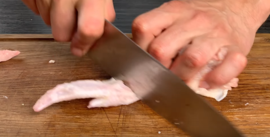 Крылья разрезать на 2 части, 3 часть не понадобится.