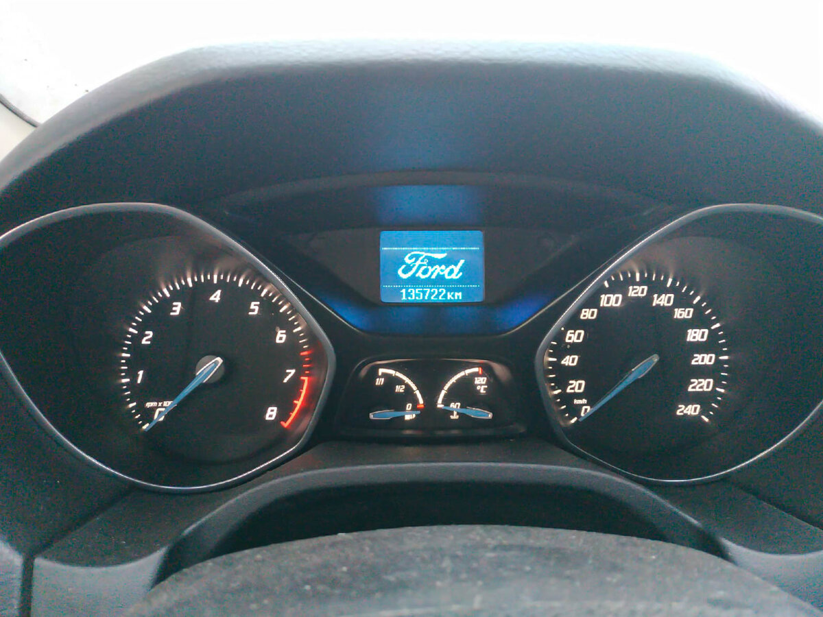 Фото это я делал у него в машине пару месяцев назад, сейчас пробег перевалил за 140.000 км