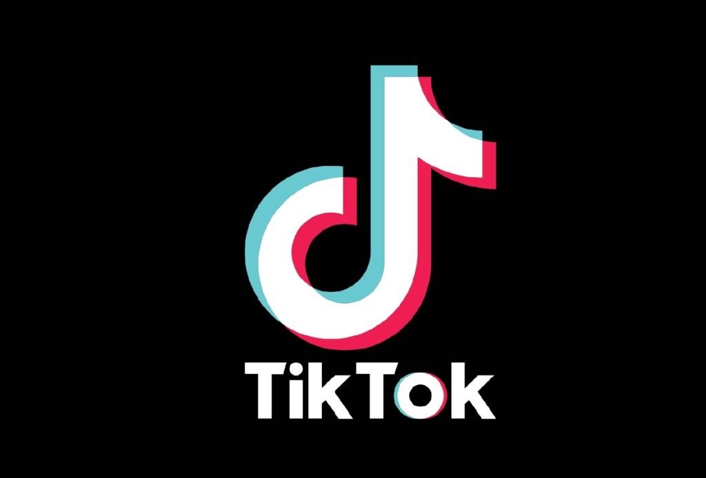 TikTok — социальная сеть, которая позволяет снимать музыкальные видео, вести прямые эфиры и обмениваться сообщениями. Видеоплатформа уже стала лидером на китайском рынке и стремительно захватывает другие страны. Она востребована как индивидуальными пользователями, так и компаниями, которые продвигают в TikTok свои бренды. 

Рассказываем, что такое TikTok, как им пользоваться и что нужно сделать, чтобы попасть в рекомендации и заработать.