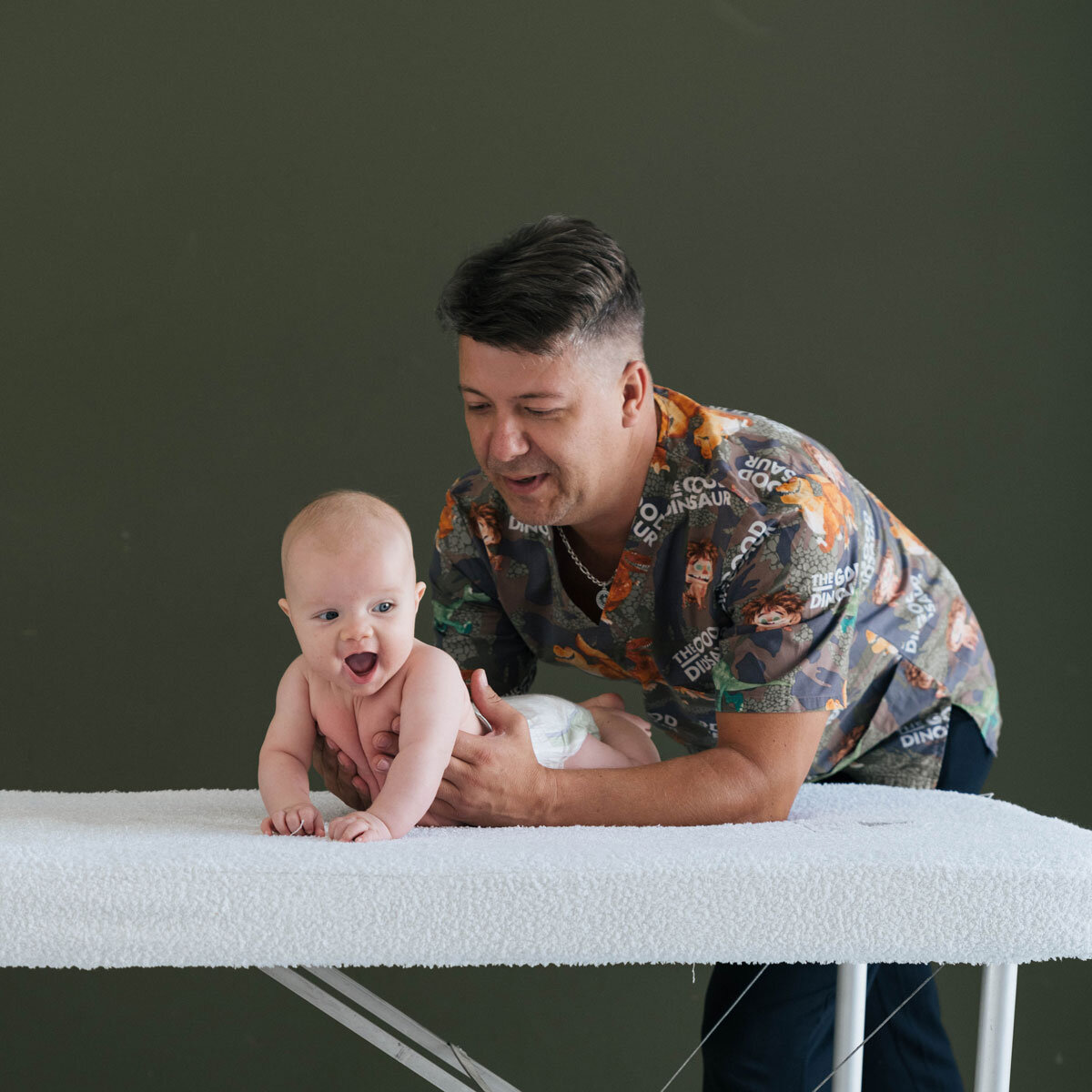 Малыш ползает назад