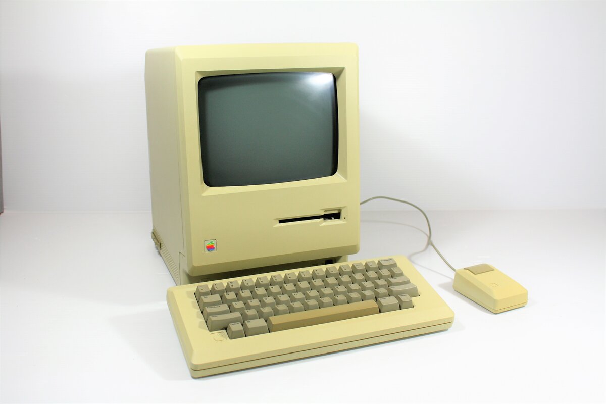 Первый персональный компьютер марки Macintosh.